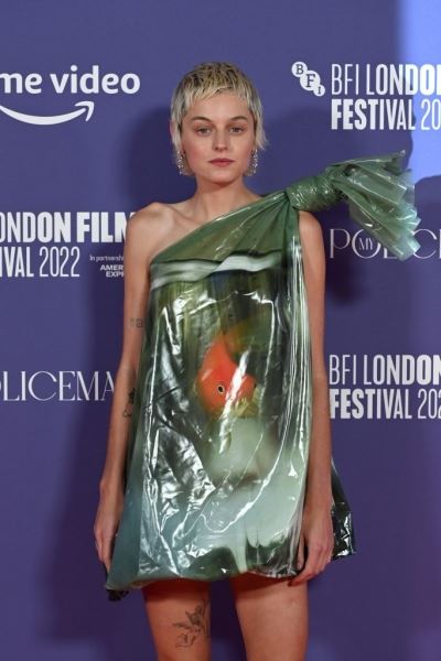 Эмма Коррин предстала в самом спорном платье JW Anderson в виде пакета с золотой рыбкой