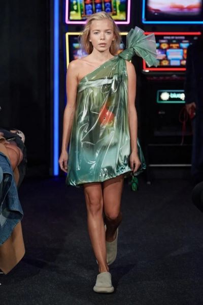 Эмма Коррин предстала в самом спорном платье JW Anderson в виде пакета с золотой рыбкой