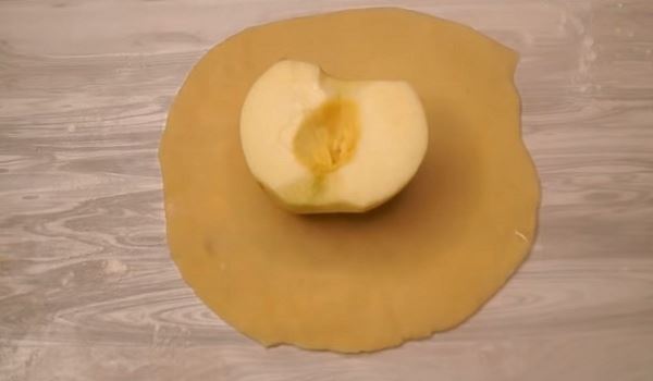 Нежные пирожные с яблоками в духовке