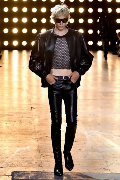От Кейт Мосс до Ким Кардашьян: как кожаные брюки стали трендом осеннего сезона (и с чем их носить)