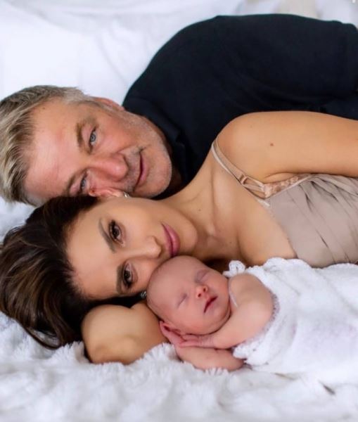 Первые кадры новорожденной дочери Алека Болдуина: актер стал отцом в восьмой раз