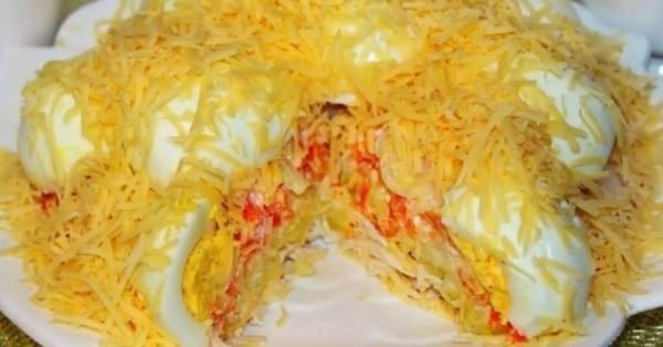 Салат с фаршированными яйцами «Сюрприз»