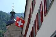 Швейцария прекратила упрощенную выдачу виз россиянам